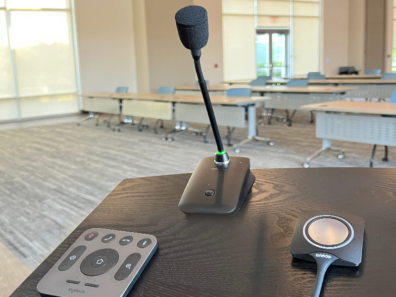 A Shure microphone and Barco clickshare in a training room
